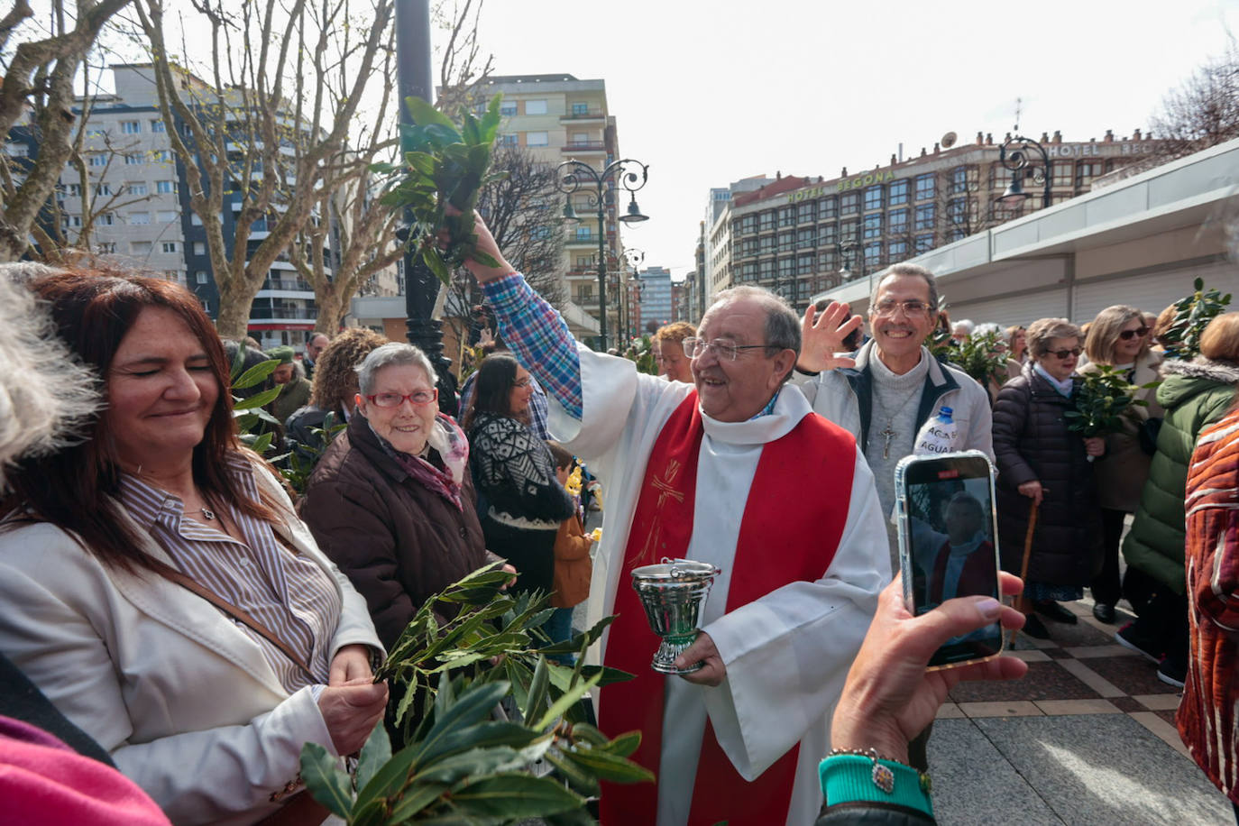 Asturias abre la Semana Santa con un multitudinario Domingo de Ramos