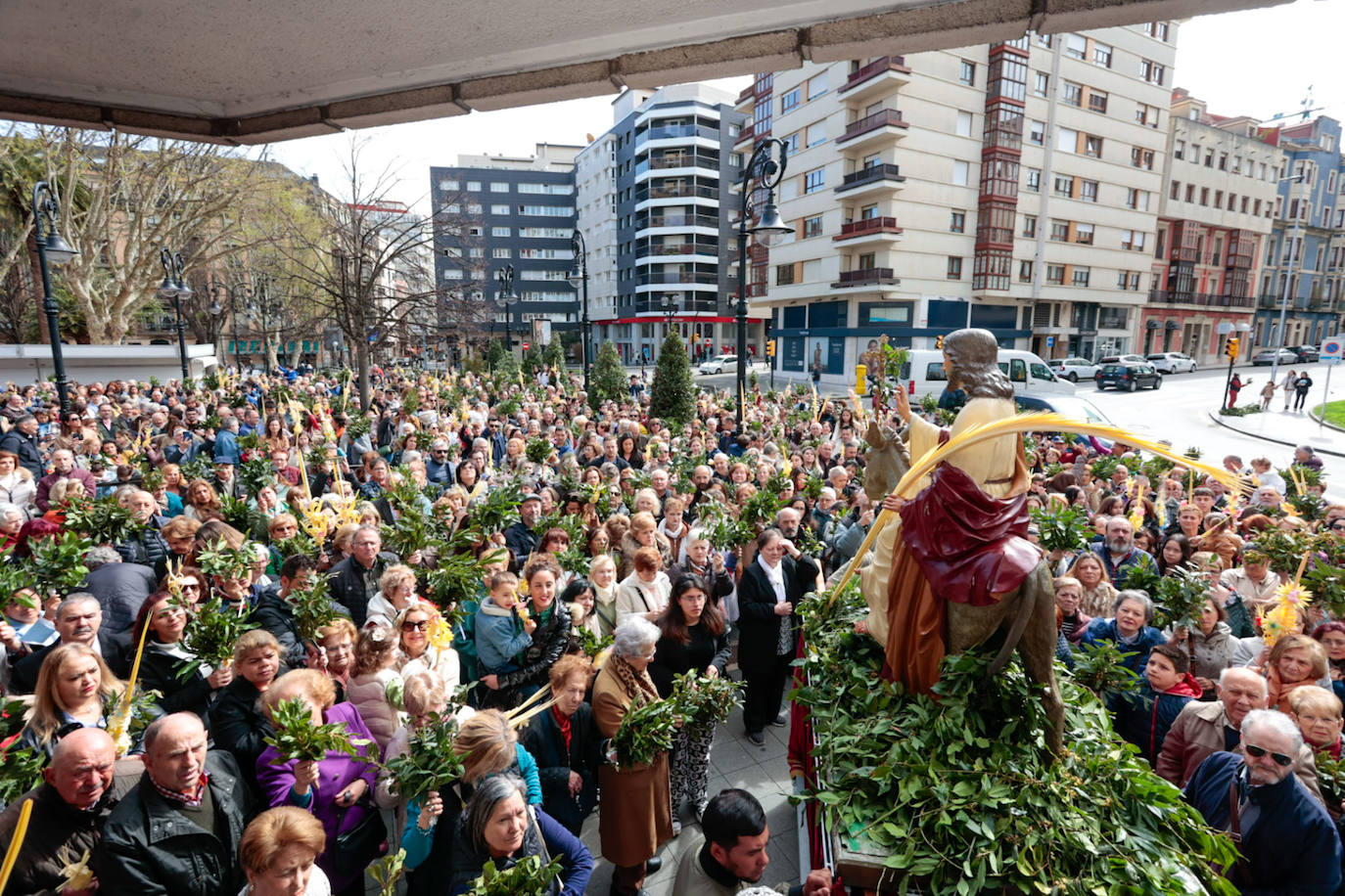 Asturias abre la Semana Santa con un multitudinario Domingo de Ramos