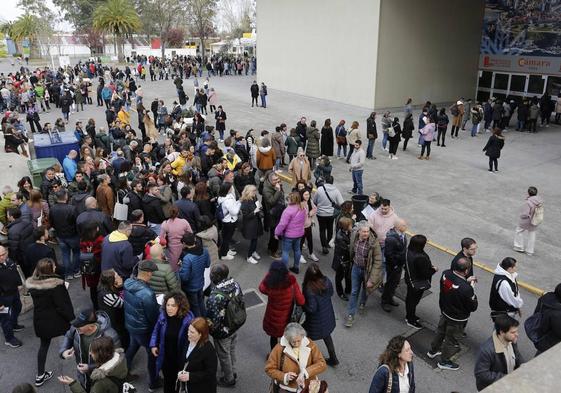 Multitud de opositores a las puertas del reciento ferial Luis Adaro para enfrentarse a las pruebas en busca de una plaza fija.