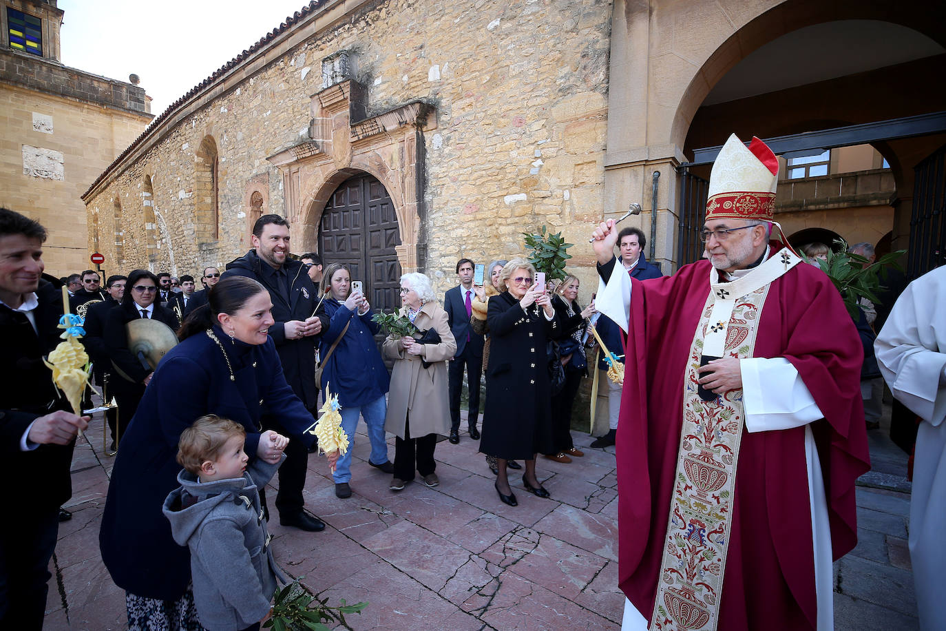 Asturias abre la Semana Santa con un multitudinario Domingo de Ramos
