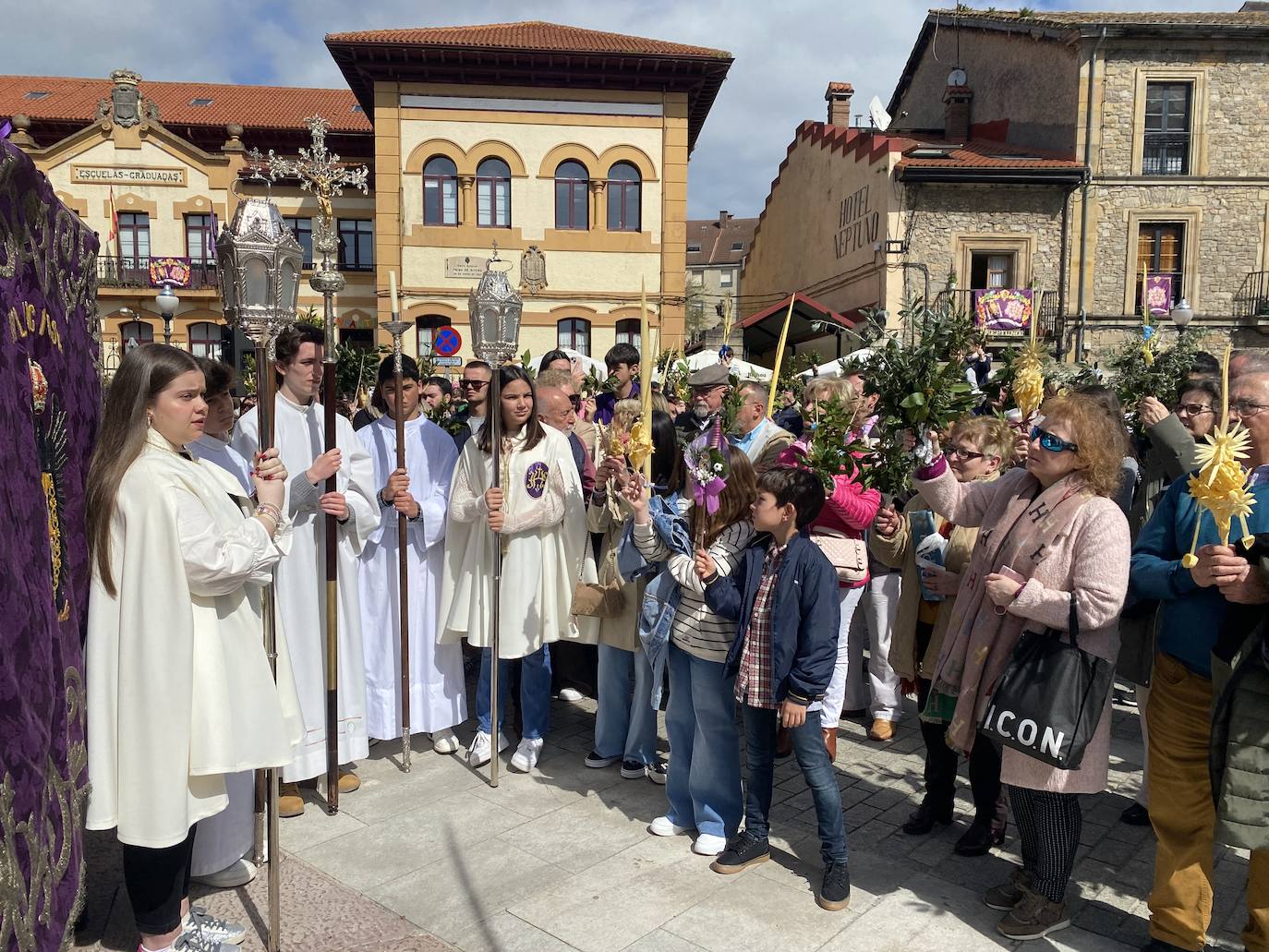 Cientos de personas rodearon la iglesia de Santa María de la Oliva de Villaviciosa y llenaron la plaza de Obdulio Fernández para recibir la bendición de sus ramos y palmas de la mano del párroco Gonzalo José Suárez. A continuación, sacaron el paso de La Borriquita en procesión al son del coro parroquial.
