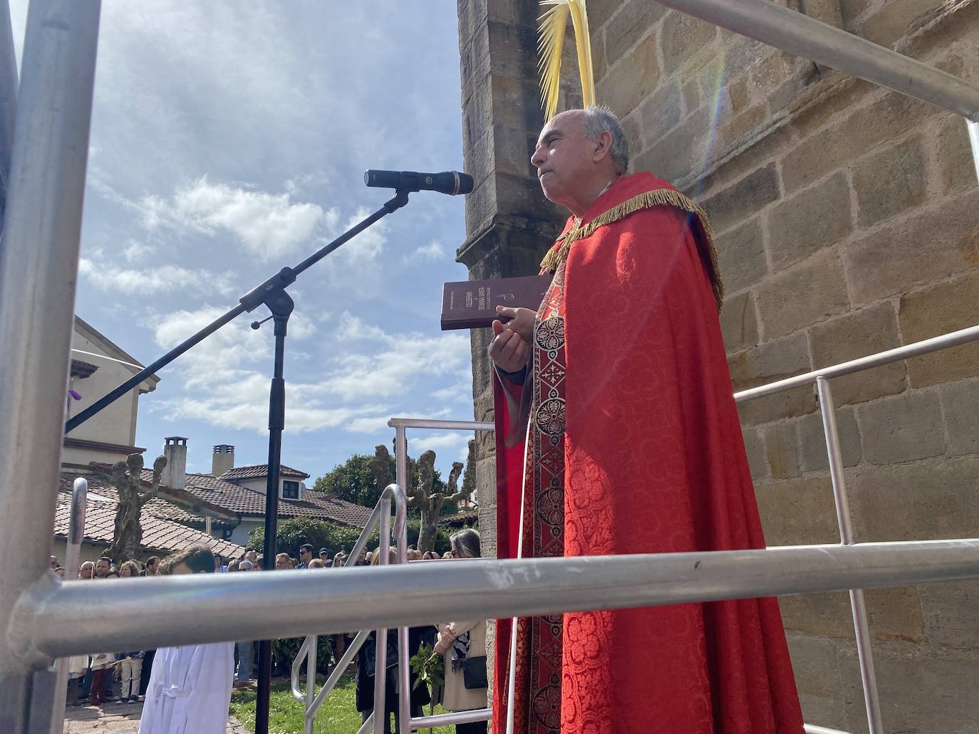 Cientos de personas rodearon la iglesia de Santa María de la Oliva de Villaviciosa y llenaron la plaza de Obdulio Fernández para recibir la bendición de sus ramos y palmas de la mano del párroco Gonzalo José Suárez. A continuación, sacaron el paso de La Borriquita en procesión al son del coro parroquial.