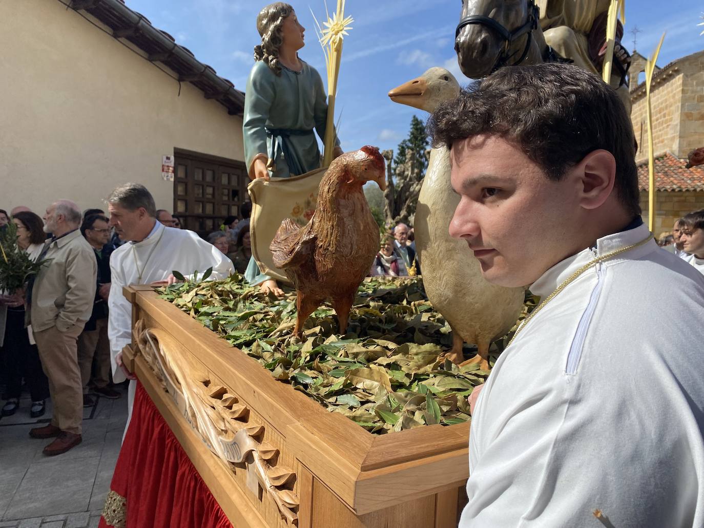 Cientos de personas rodearon la iglesia de Santa María de la Oliva de Villaviciosa y llenaron la plaza de Obdulio Fernández para recibir la bendición de sus ramos y palmas de la mano del párroco Gonzalo José Suárez. A continuación, sacaron el paso de La Borriquita en procesión al son del coro parroquial.