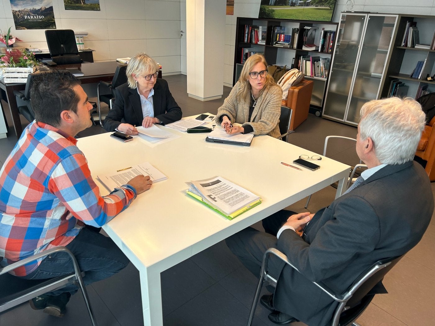 La viceconsejera de Turismo, Lara Martínez, y la directora general de la Presidencia, Luisa Fernanda del Valle Caldevilla, durante la reunión con los representantes de las asociaciones de viviendas turísticas.