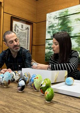 Bárbara Méndez habla con el alcalde de su colección de huevos pintos.