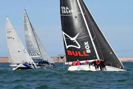 El ‘Bull Box’ y el ‘Taxus’ lideran la regata en la bahía.