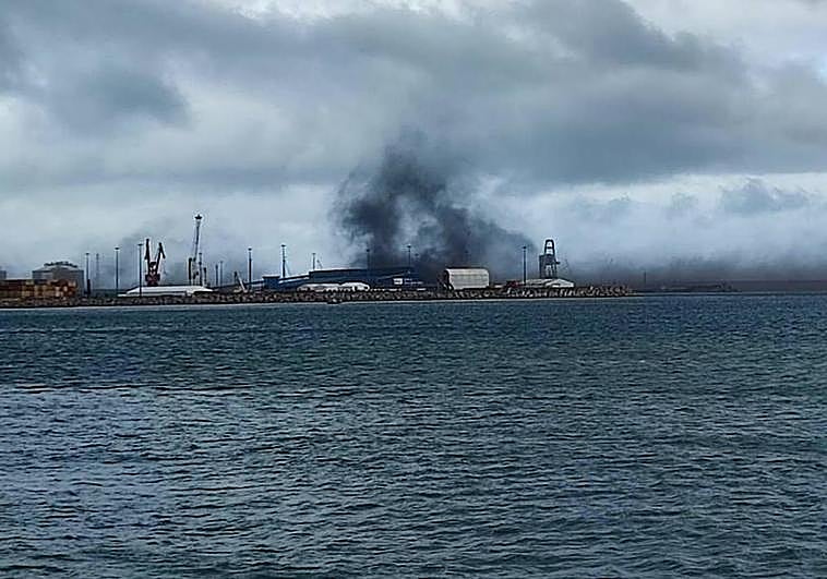 El fuerte viento levanta nubes de carbón en El Musel