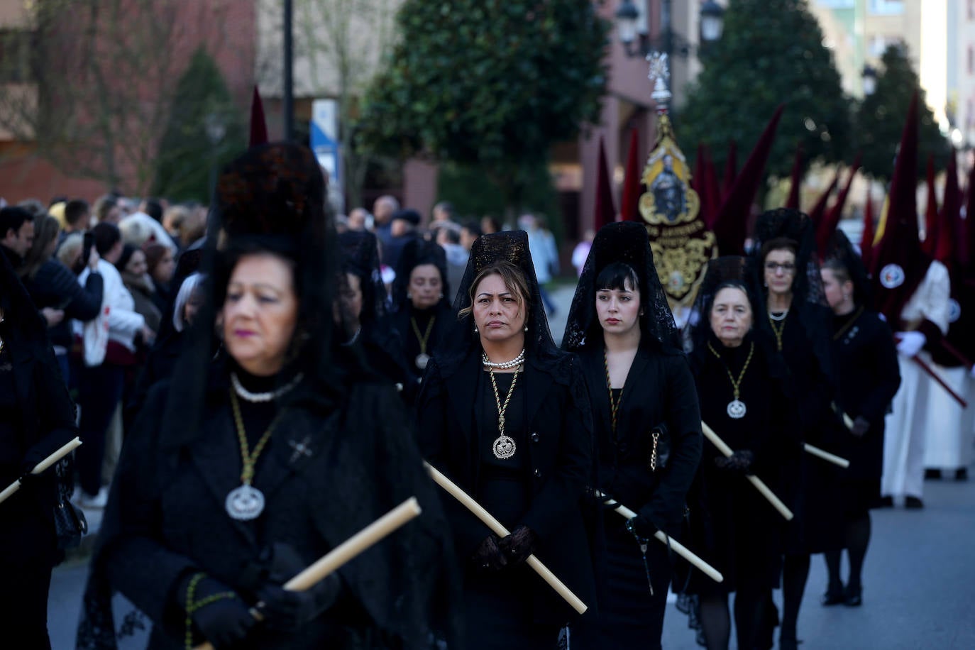 La Sagrada Lanzada de los Estudiantes toma las calles de Oviedo