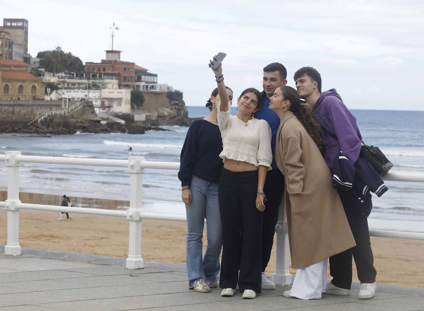 Gijón no desaprovecha la tregua del tiempo y sus turistas tampoco