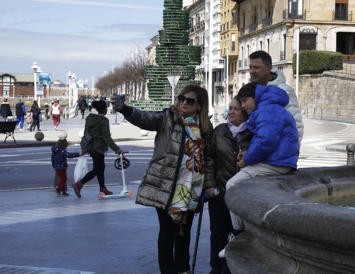 Gijón no desaprovecha la tregua del tiempo y sus turistas tampoco