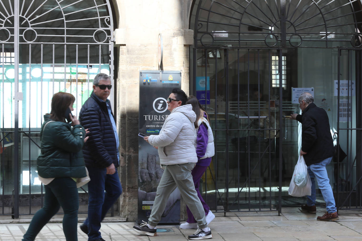 Los turistas disfrutan de Asturias pese al cambio en el tiempo para Semana Santa