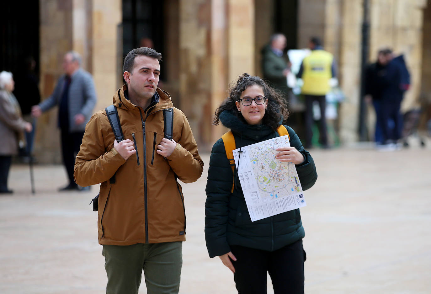 Los turistas disfrutan de Asturias pese al cambio en el tiempo para Semana Santa