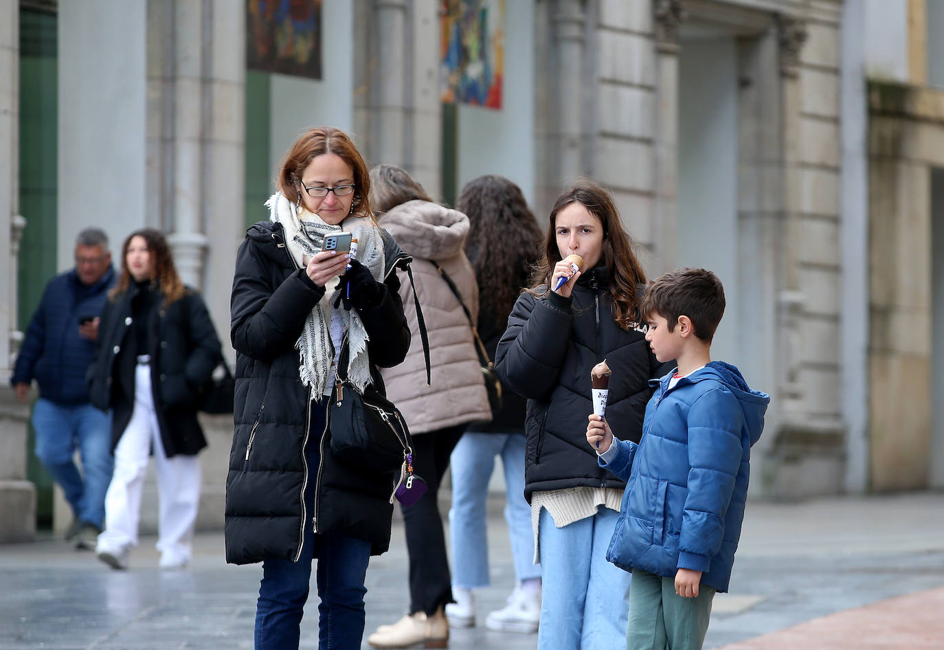 Los turistas disfrutan de Asturias pese al cambio en el tiempo para Semana Santa
