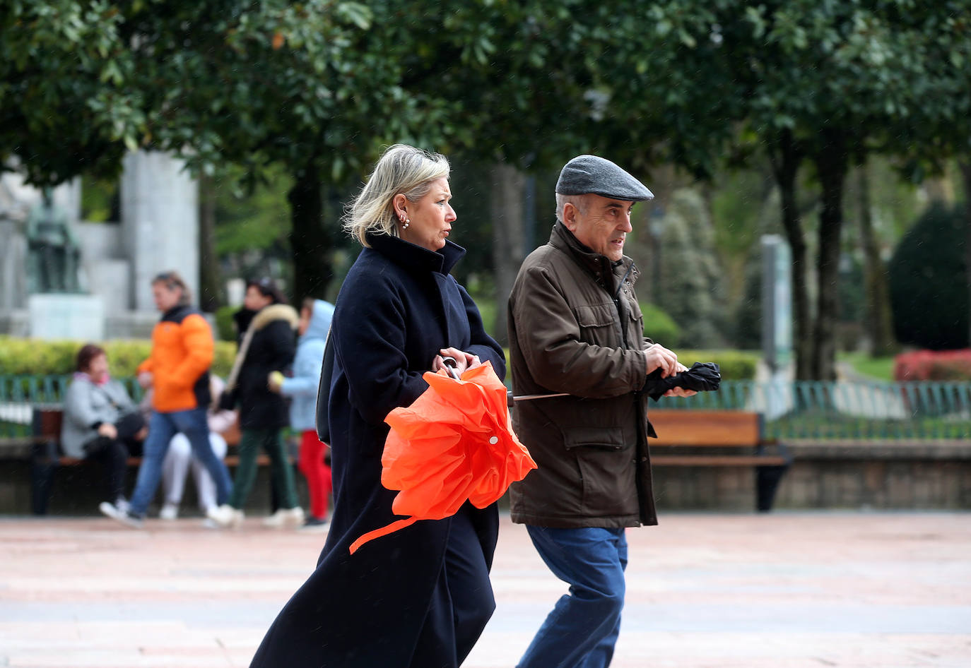 Los turistas disfrutan de Asturias pese al cambio en el tiempo para Semana Santa