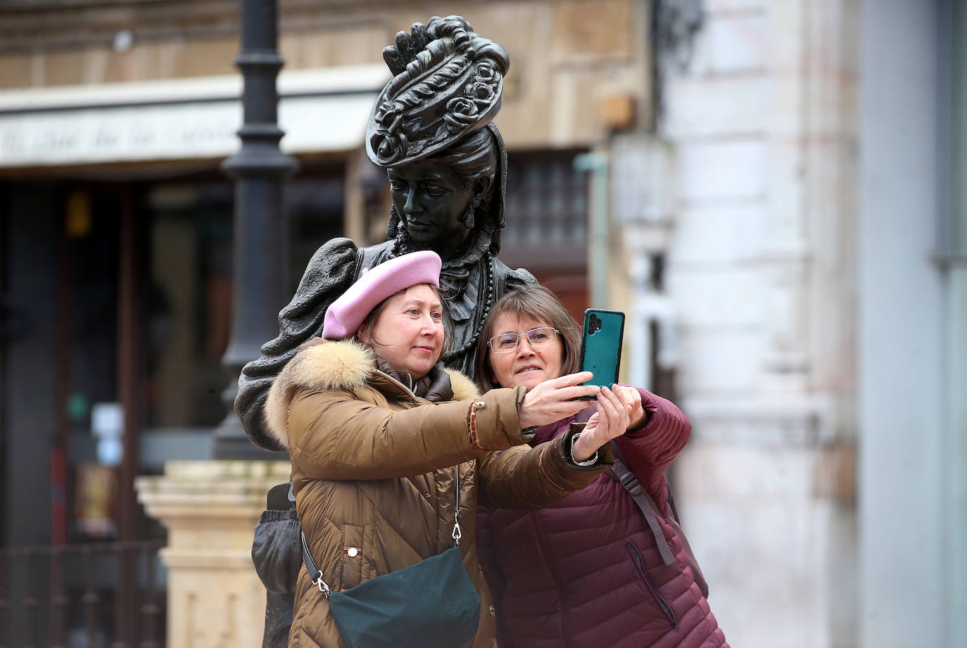 Los turistas disfrutan de Asturias pese al cambio en el tiempo para Semana Santa