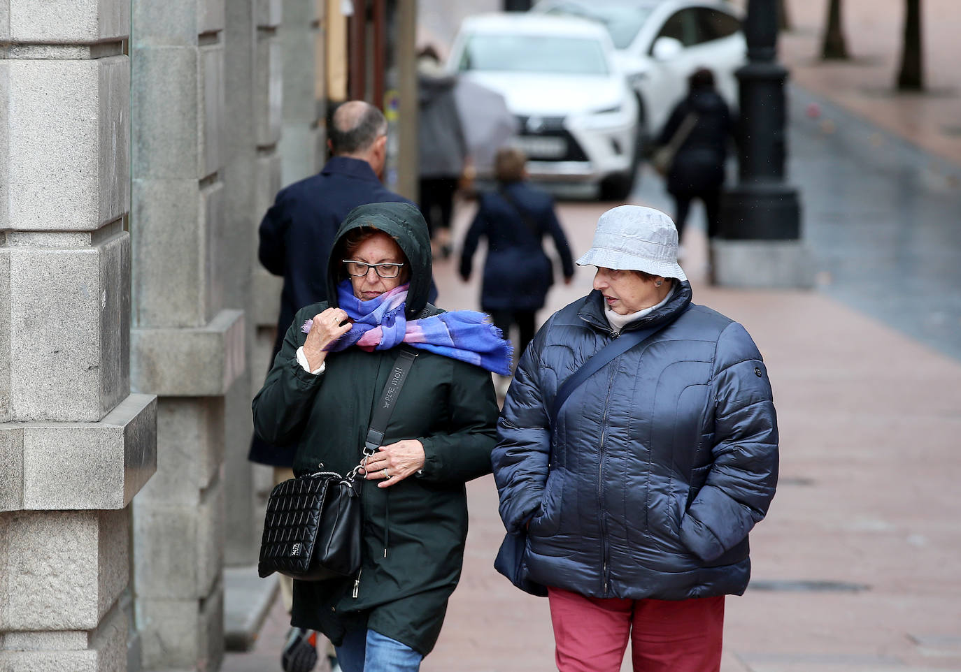 Los turistas disfrutan de Asturias pese al cambio en el tiempo para Semana Santa