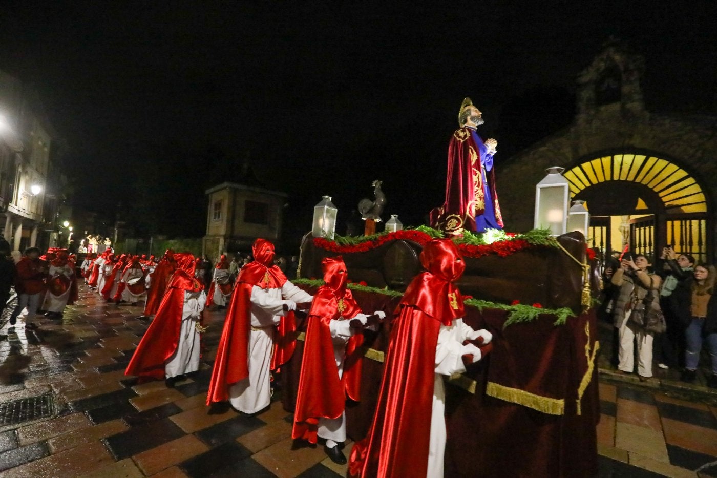 El paso de San Pedro, el primero de la procesión en la salida desde la capilla de Rivero.