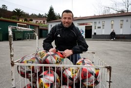 Chuchi Collado, con un carro de balones, en las instalaciones del Pepe Quimarán.