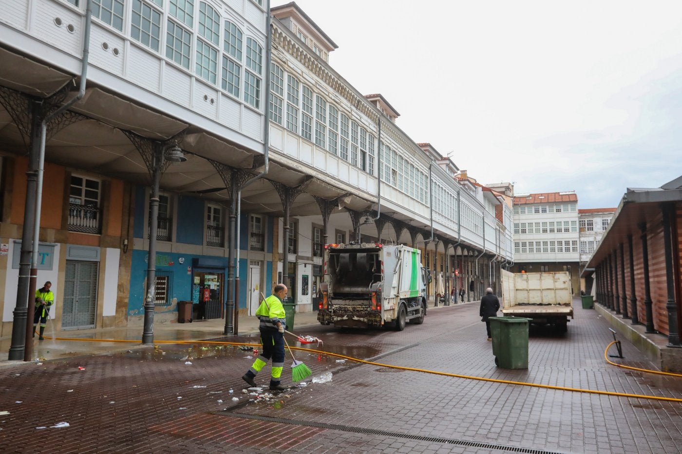 Trabajadores de Urbaser limpiando Hermanos Orbón.