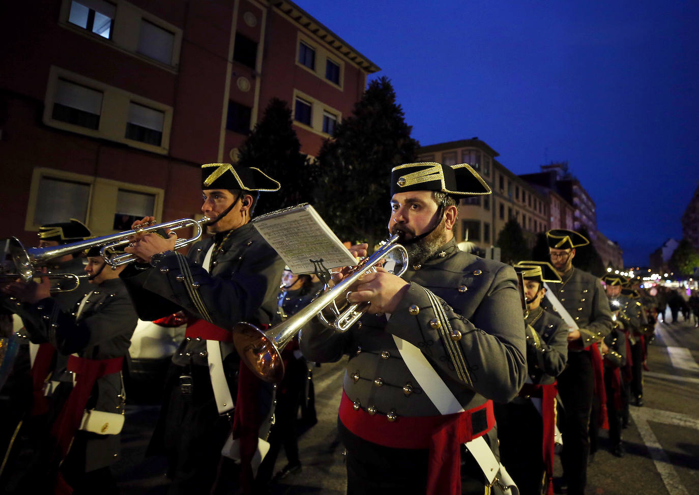 La procesión del Prendimiento vence al mal tiempo