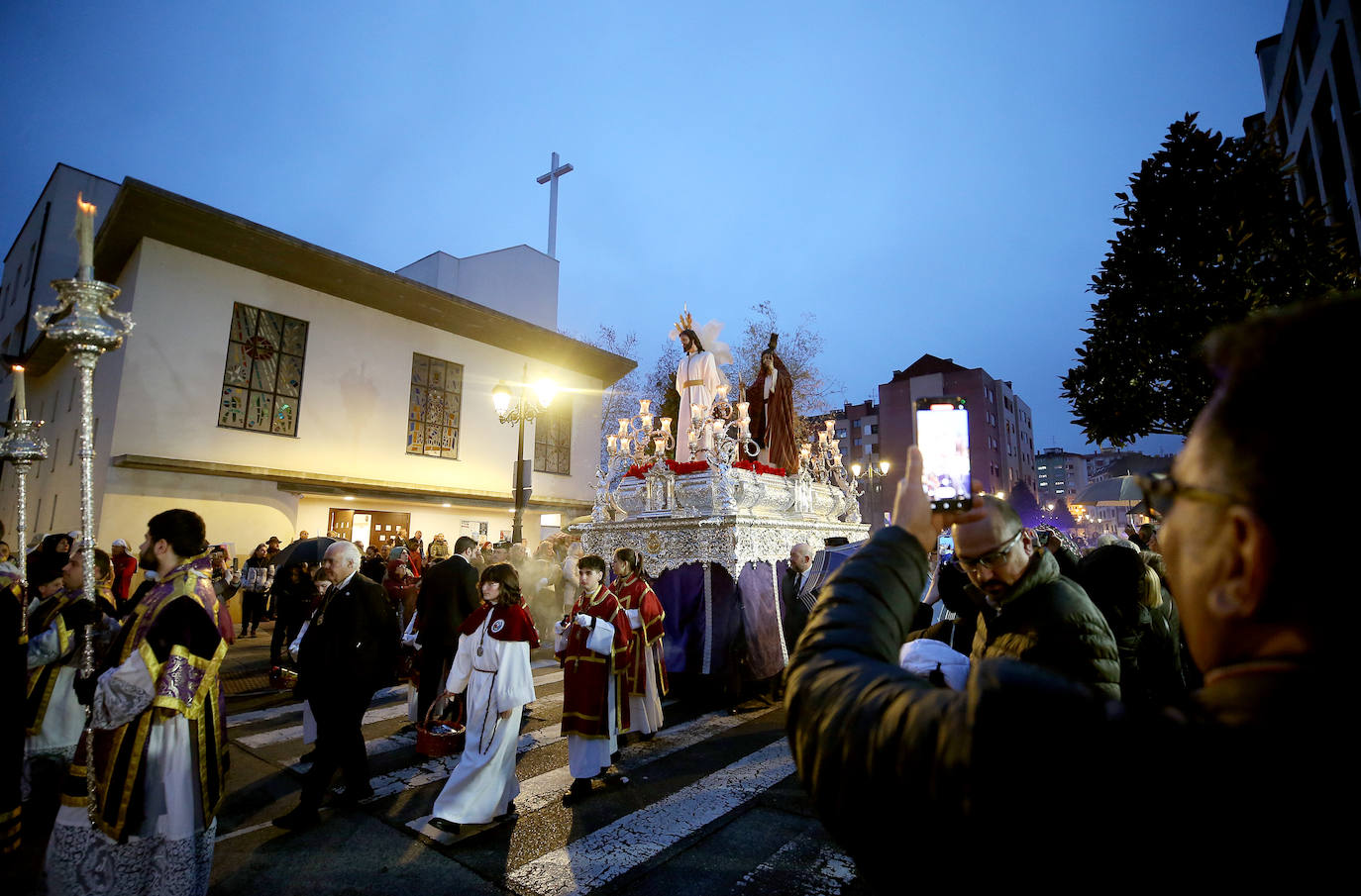 La procesión del Prendimiento vence al mal tiempo