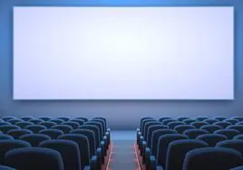 En la imagen, una sala de cine. En el vídoe, el ministro explica el Programa Cine Senior.