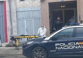 Los servicios funerarios y agentes de la Policía Nacional en el domicilio de El Entrego.