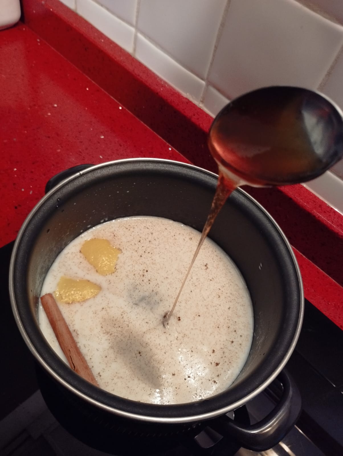 La leche infusionando con cáscara de limón, canela y una cucharada de miel.