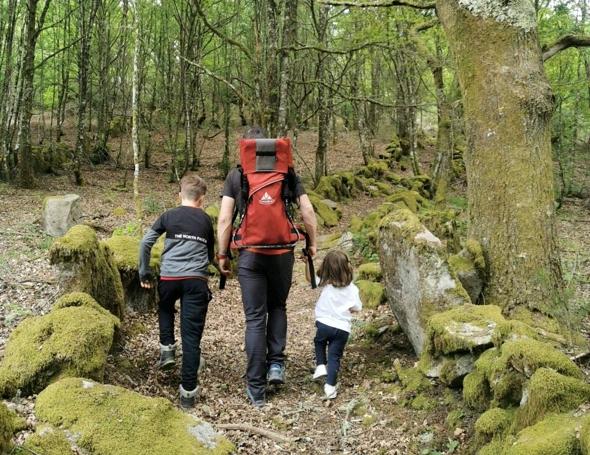 Rutas de senderismo por la montaña y el bosque del Parque Natural de Redes pero también gincanas, observación de estrellas, rastreo, escalada, catas gastronomicas... el Rural Camp está pensado para disfrutar, de forma segura, conociendo Asturias