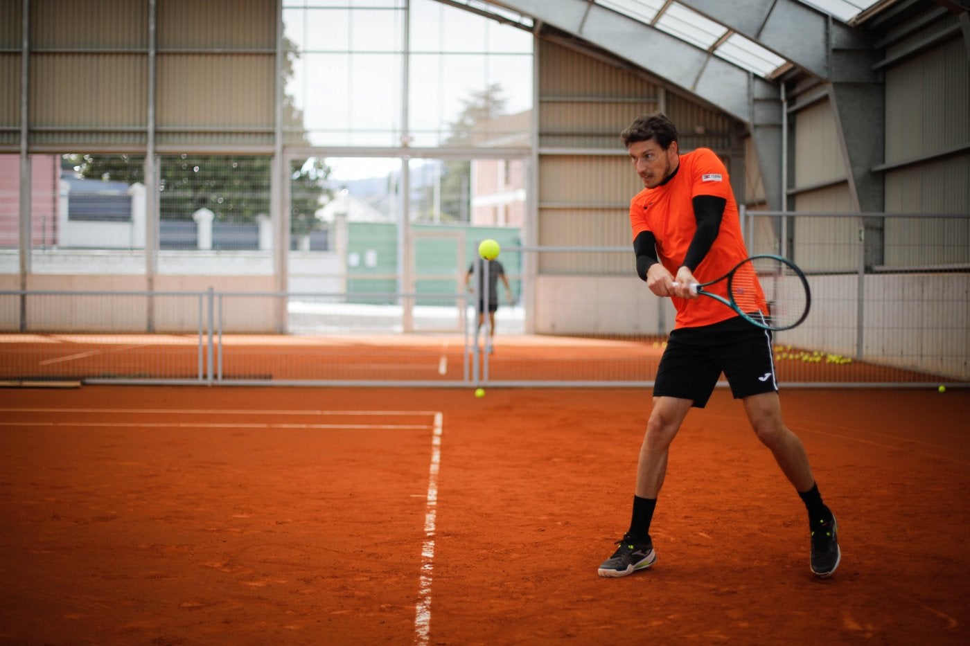 Pablo Carreño, preparad, ayer, para golpear de revés, en el Club Tenis Gijón.