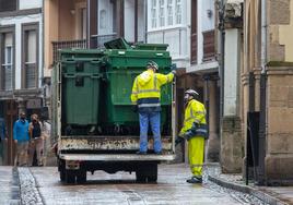 Dos trabajadores del servicio de limpieza en la calle Rivero de Avilés.