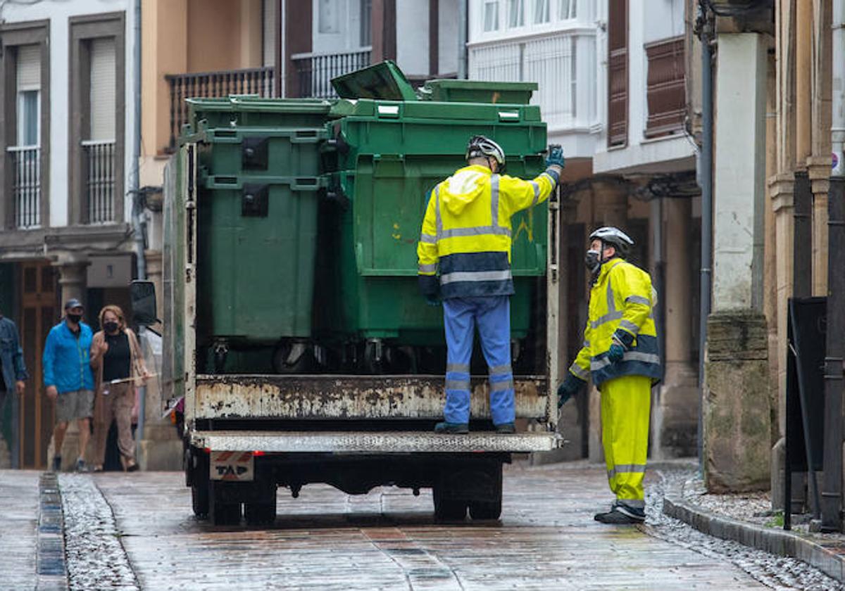 Dos trabajadores del servicio de limpieza en la calle Rivero de Avilés.