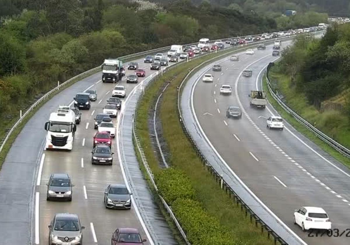 Atasco de coches en la autopista 'Y' captada por las cámaras de Tráfico.