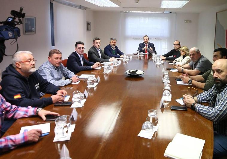 El presidente del Principado, Adrián Barbón, en la reunión con las asociaciones vecinales de Gijón.