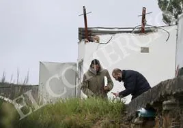 Investigadores examinan la zona donde ocurrió el brutal estallido.