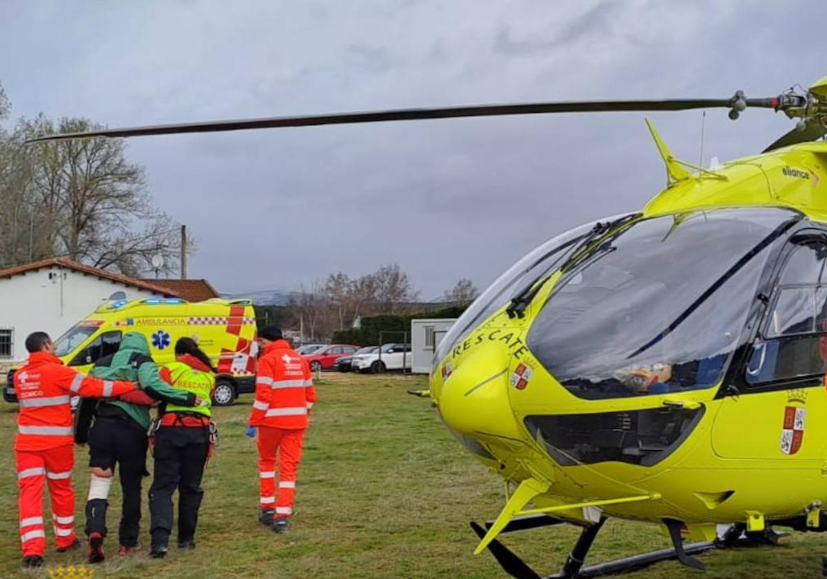 El joven de 22 años herido fue asistido por la médica y uno de los bomberos.