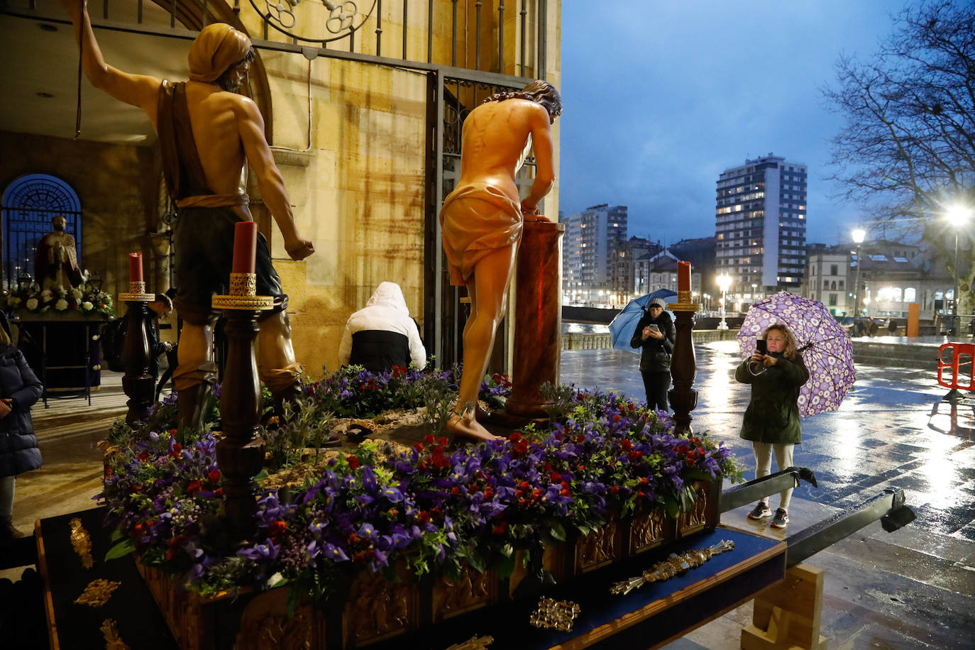 La procesión del Silencio de Gijón evita la lluvia