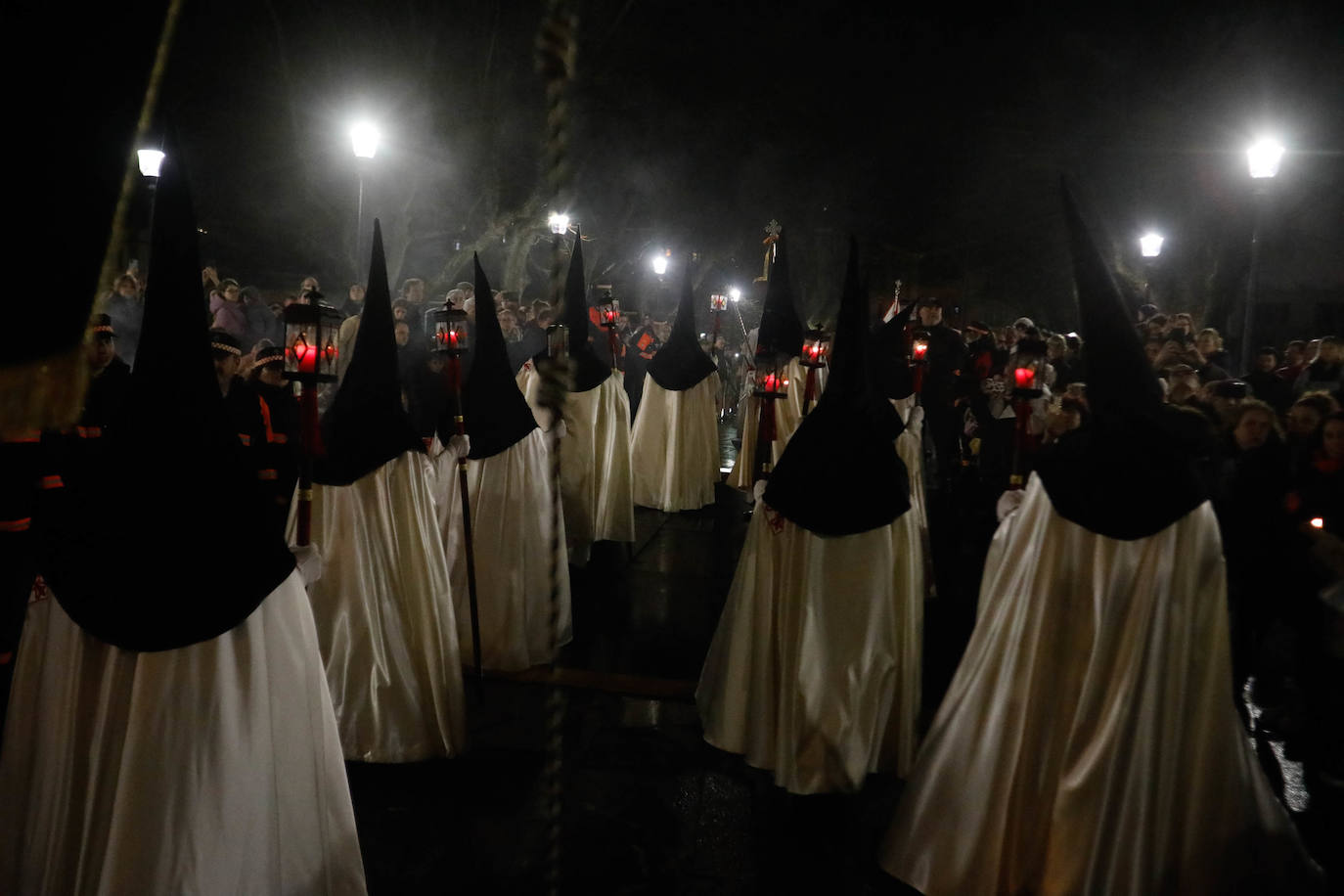 La procesión del Silencio de Gijón evita la lluvia