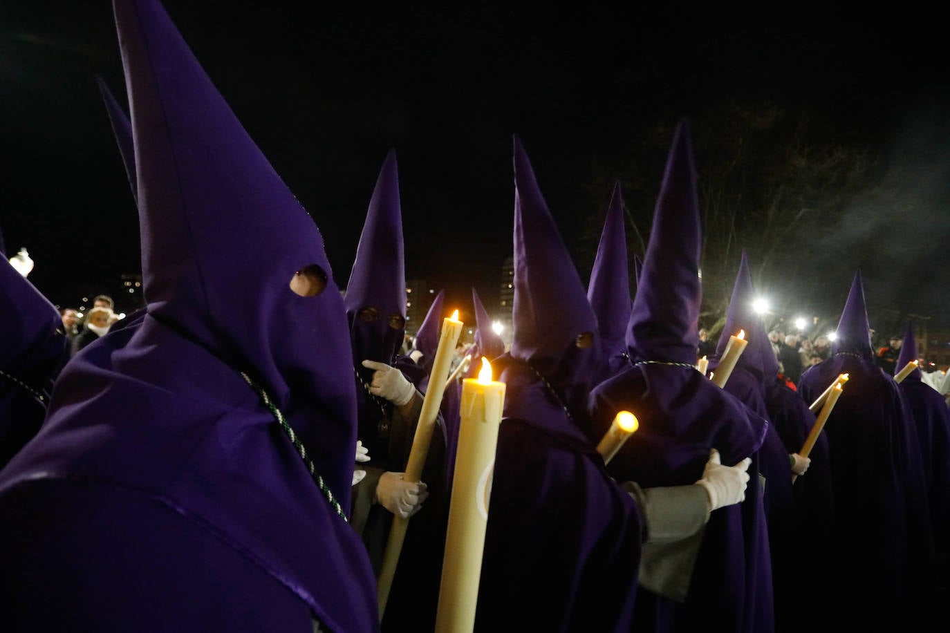 La procesión del Silencio de Gijón evita la lluvia