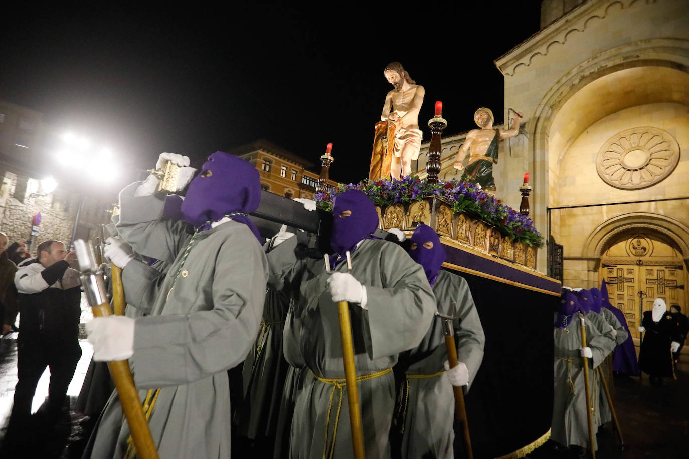 La procesión del Silencio de Gijón evita la lluvia