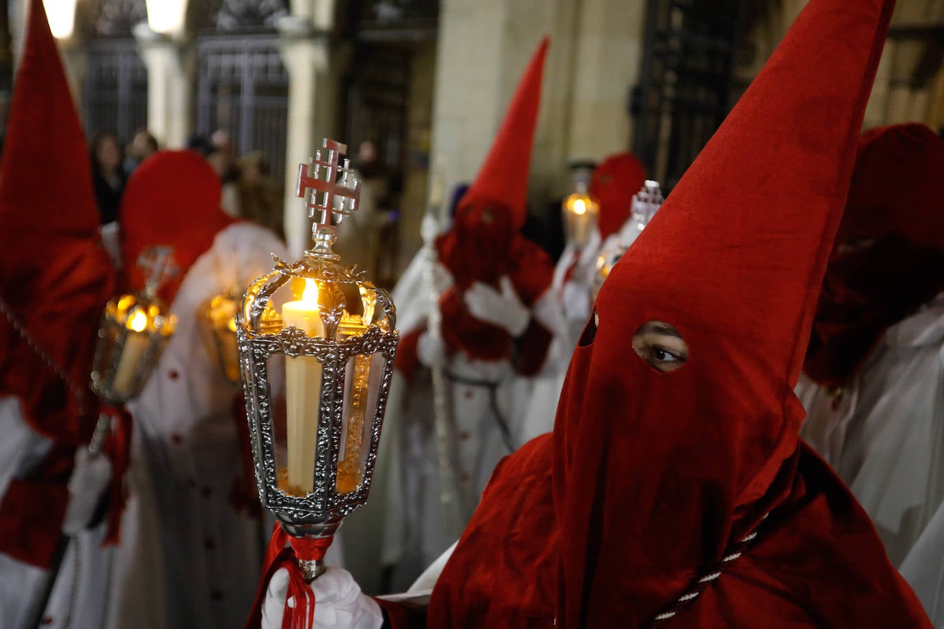 La procesión del Silencio de Gijón evita la lluvia