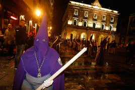 La procesión del Silencio de Gijón evita la lluvia