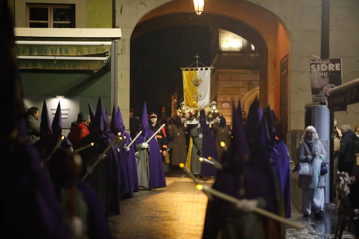 La procesión del Silencio de Gijón evita la lluvia