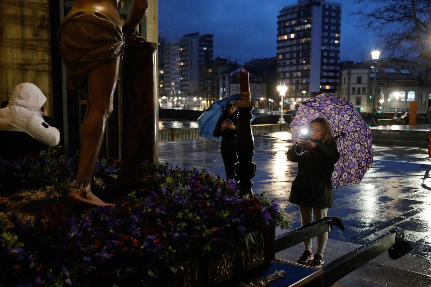 La procesión del Silencio de Gijón evita la lluvia