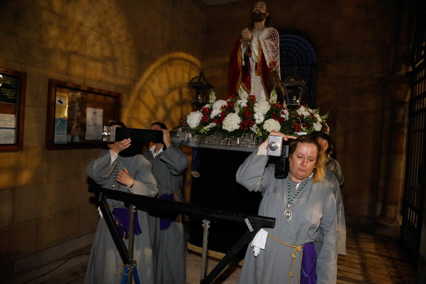 La procesión del Silencio de Gijón evita la lluvia