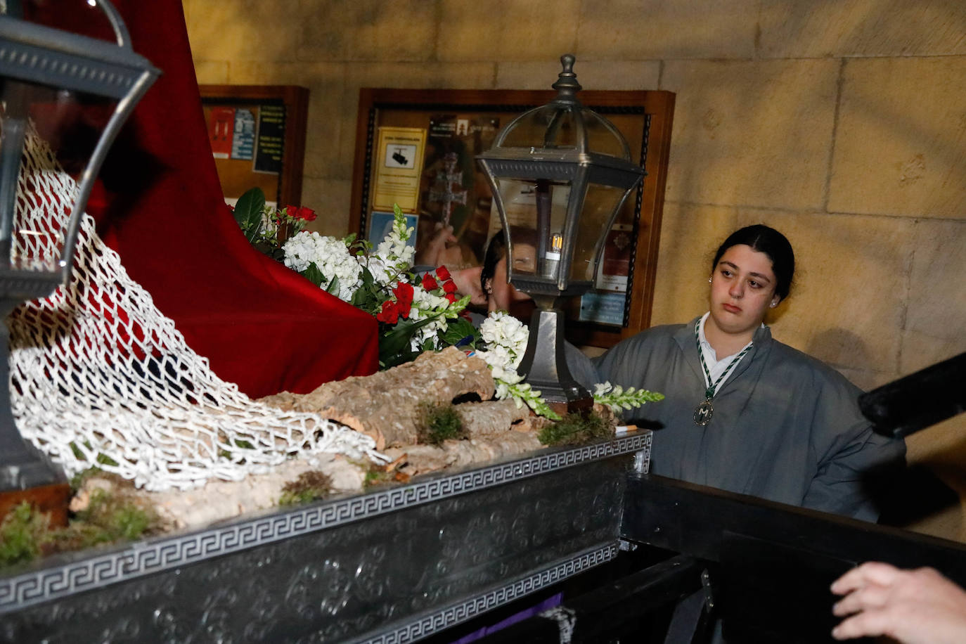 La procesión del Silencio de Gijón evita la lluvia