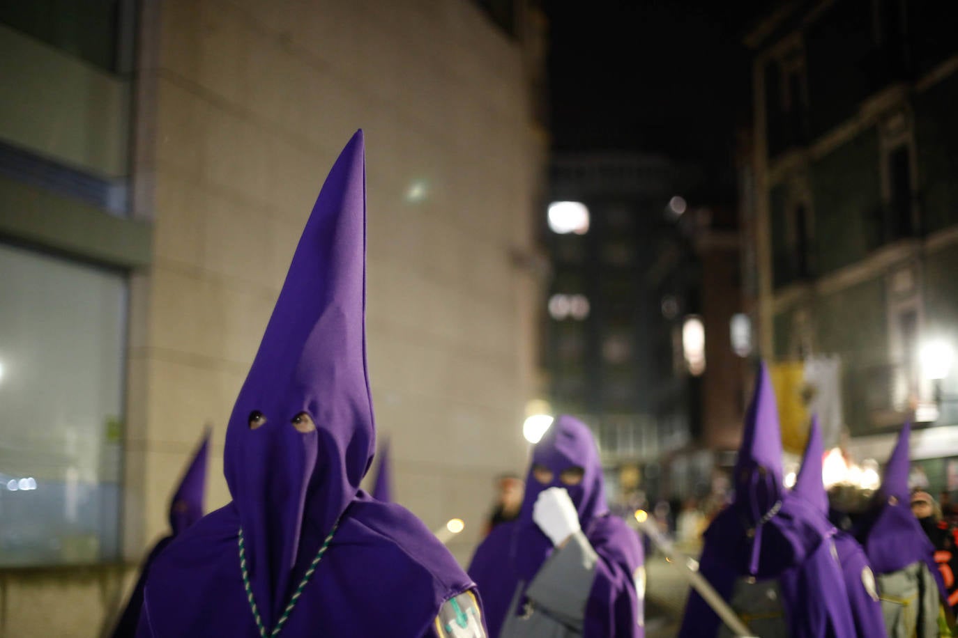 La procesión del Silencio de Gijón evita la lluvia