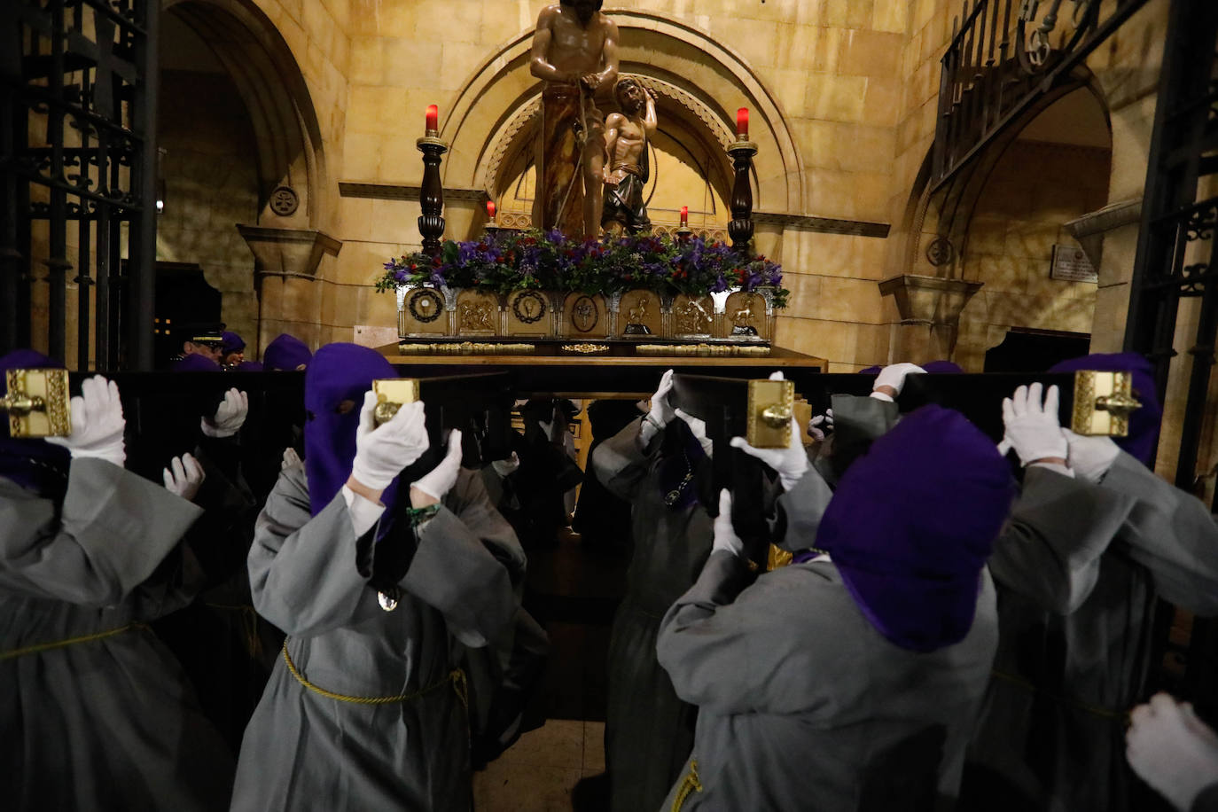 La procesión del Silencio de Gijón evita la lluvia