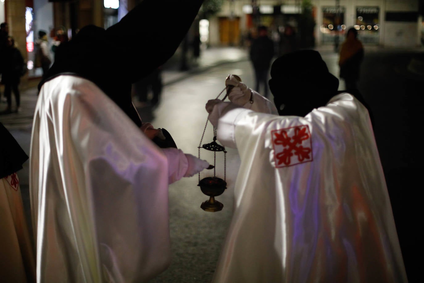 La procesión del Silencio de Gijón evita la lluvia