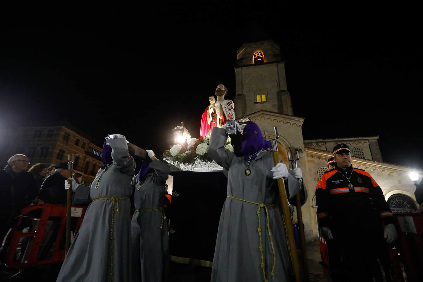 La procesión del Silencio de Gijón evita la lluvia